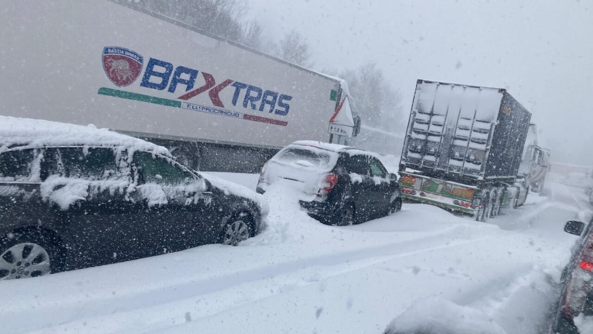 E45, l'odissea sotto la nev: automobilisti bloccati per 12 ore - 