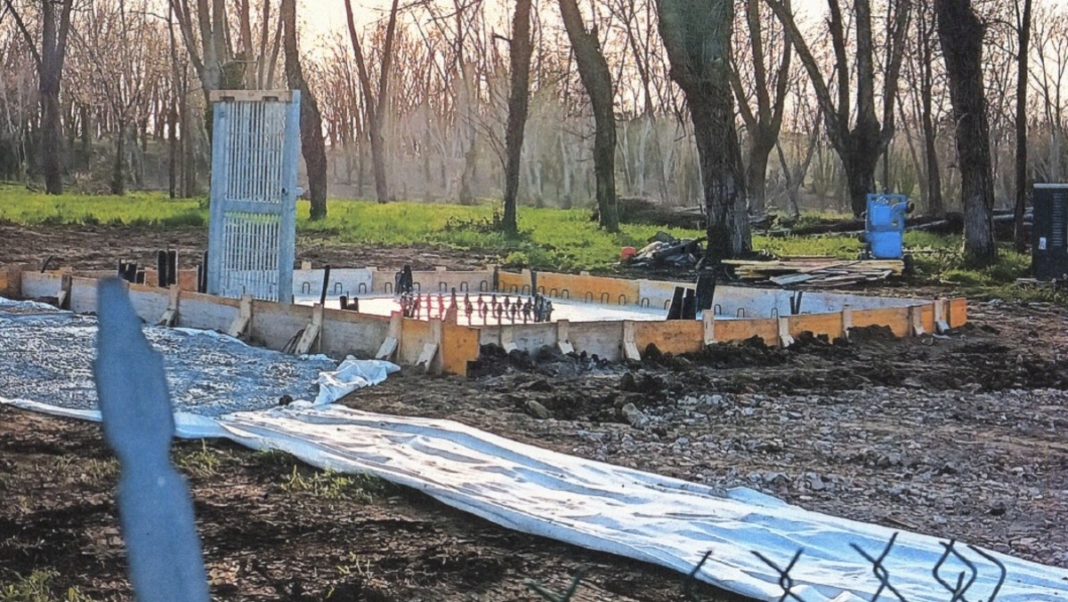 Viserbella, oltre 200 firme raccolte contro la nuova antenna in via Bruschi - Cantiere antenna Viserbella