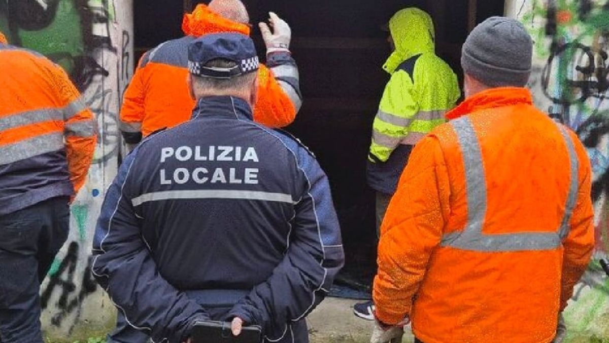 Santarcangelo, deposito di attrezzi al parco diventa un bivacco: trovati materassi - 
