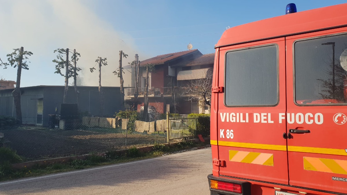 Riccione: scoppia incendio in un capanno, l'abitazione limitrofa evacuata - 