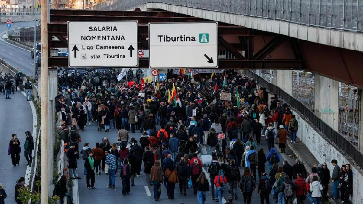 Roma, tensione al corteo “No Kings”: il caso Salis accende lo scontro politico - Corteo NoKings sulla Tangenziale © Rai