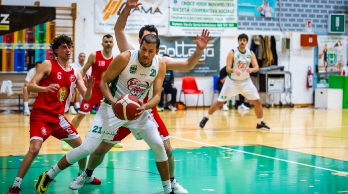 Basket DR2, i Tigers dominano il derby con Cattolica (57-45) - Il centro Miro Ceccarelli in azione (foto Daniele Racis)