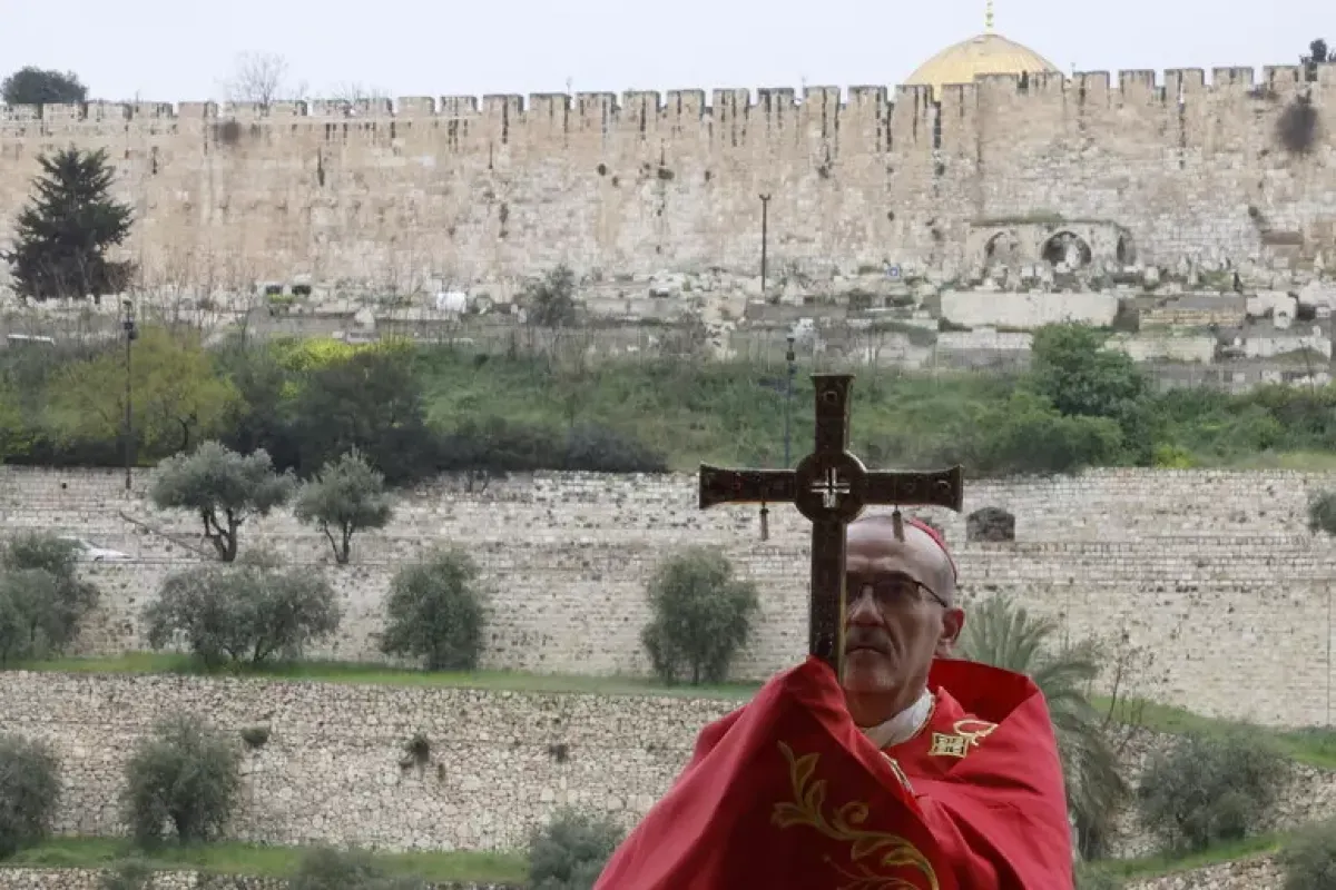 Stop di Israele a Pizzaballa nella Domenica delle Palme, tensioni diplomatiche e retromarcia di Tel Aviv -  Pizzaballa oggi nella preghiera sul Monte degli Ulivi a Gerusalemme © ANSA/EPA