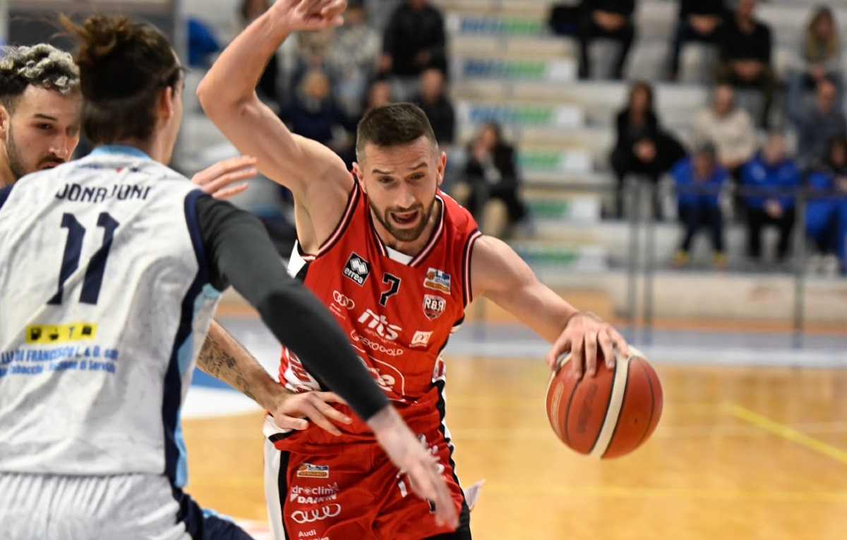 Basket A2, Dole: disco rosso a Roseto (92-86) - Un attacco della Dole (foto Liofilchem)