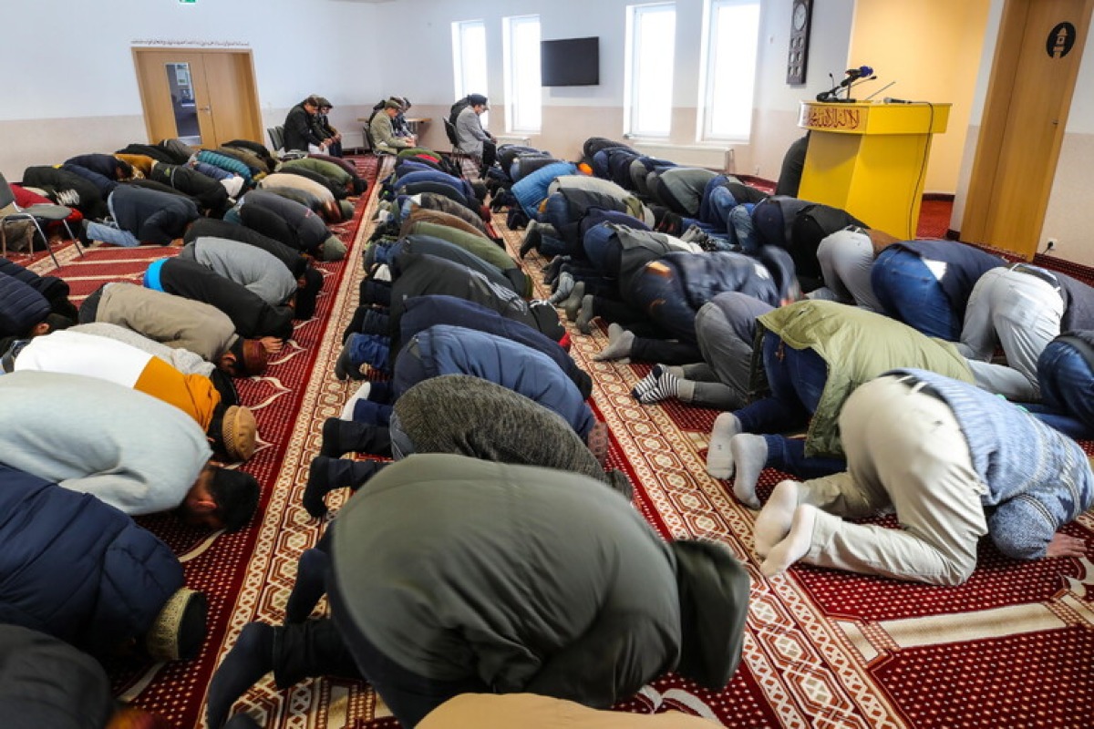 Nuova moschea a Rimini, Lega: “Stop senza mappatura e controlli chiari” - Foto Ansa di repertorio. Musulmani in preghiera