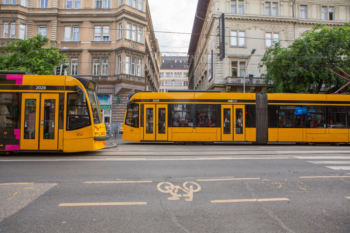 Turista incastrata nella porta del tram a Milano: trascinata per metri, intervengono i carabinieri - Repertorio