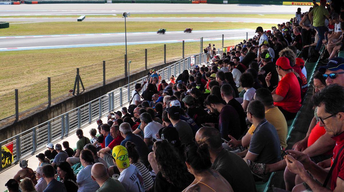 Motori, a rischio le gare in Medio Oriente: Imola e Misano possibili alternative - Il pubblico al circuito di Misano - Ph Petrangeli