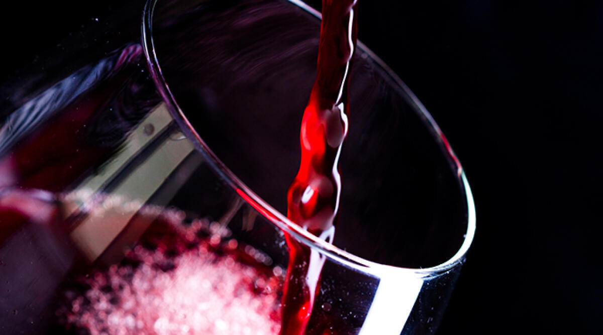 “Calici d’arte” al Museo Gualtieri: a Talamello una serata tra vino, cucina e tradizione - Un bicchiere di vino