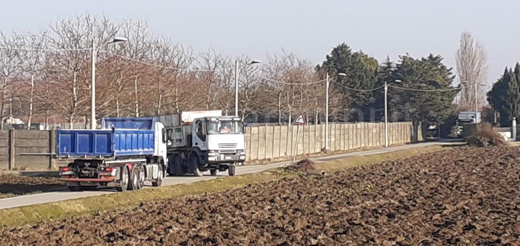 Rimini, in via Celli è "stallo" tra traffico pesante di camion e centro ecologico - 