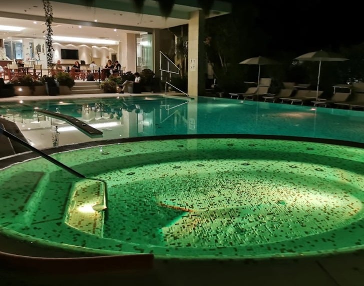 Foto Scorcio dell'Hotel Byron in notturna.