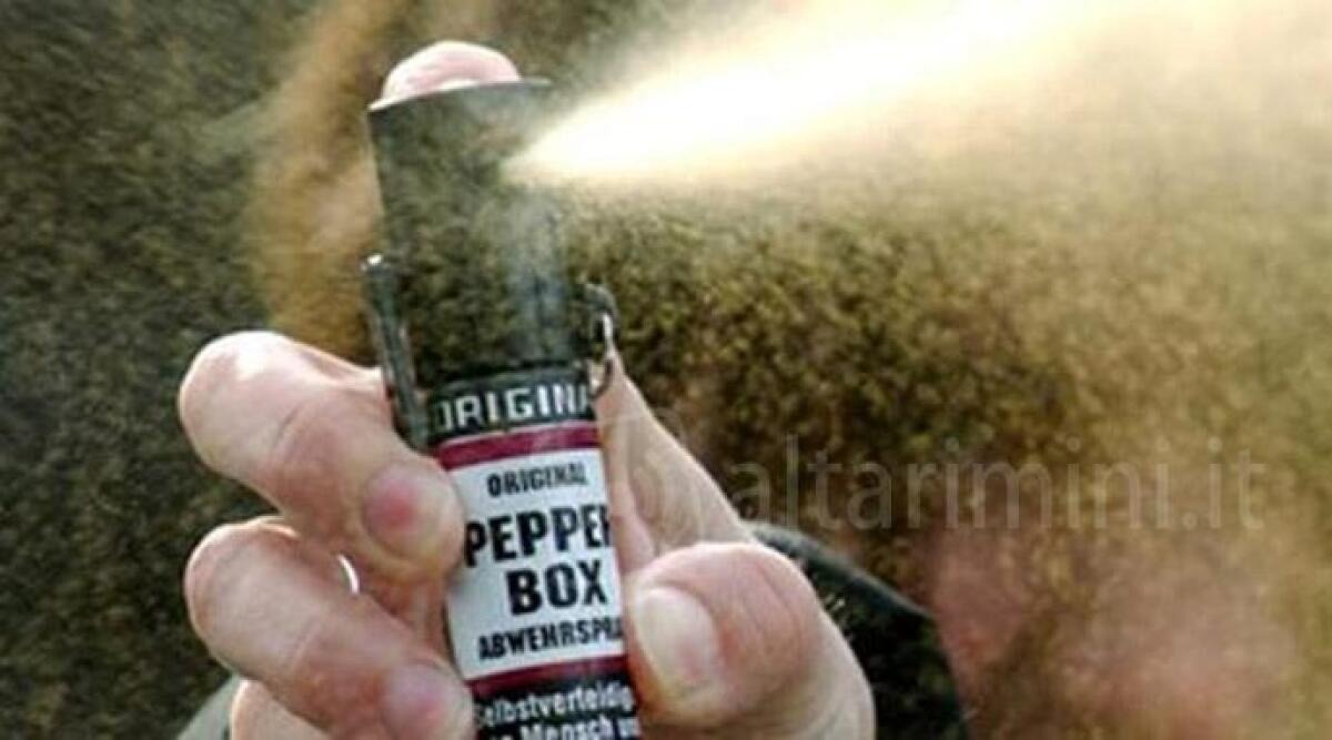 Spray al peperoncino e pugno al commerciante: arrestati due giovani a Rimini - Spray al peperoncino REPERTORIO