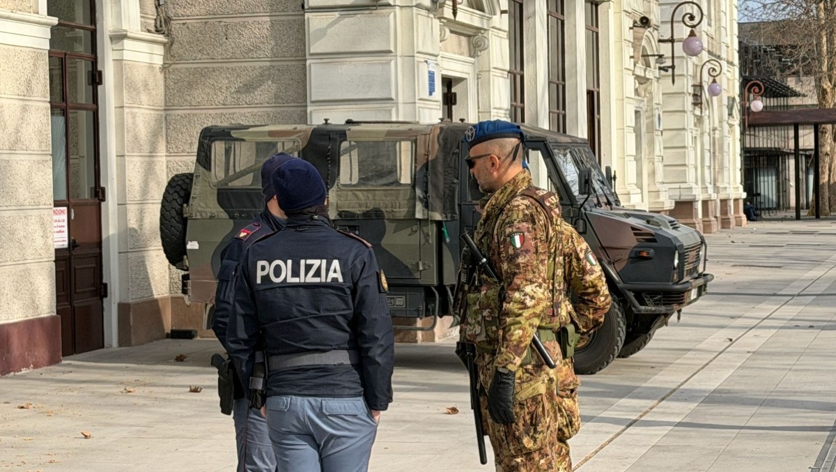 Un tentato strangolamento, aggressioni e speronamenti: Sap, "Gravi episodi di violenza contro la Polizia" - Polizia stazione ferroviaria di Rimini PH altarimini.it
