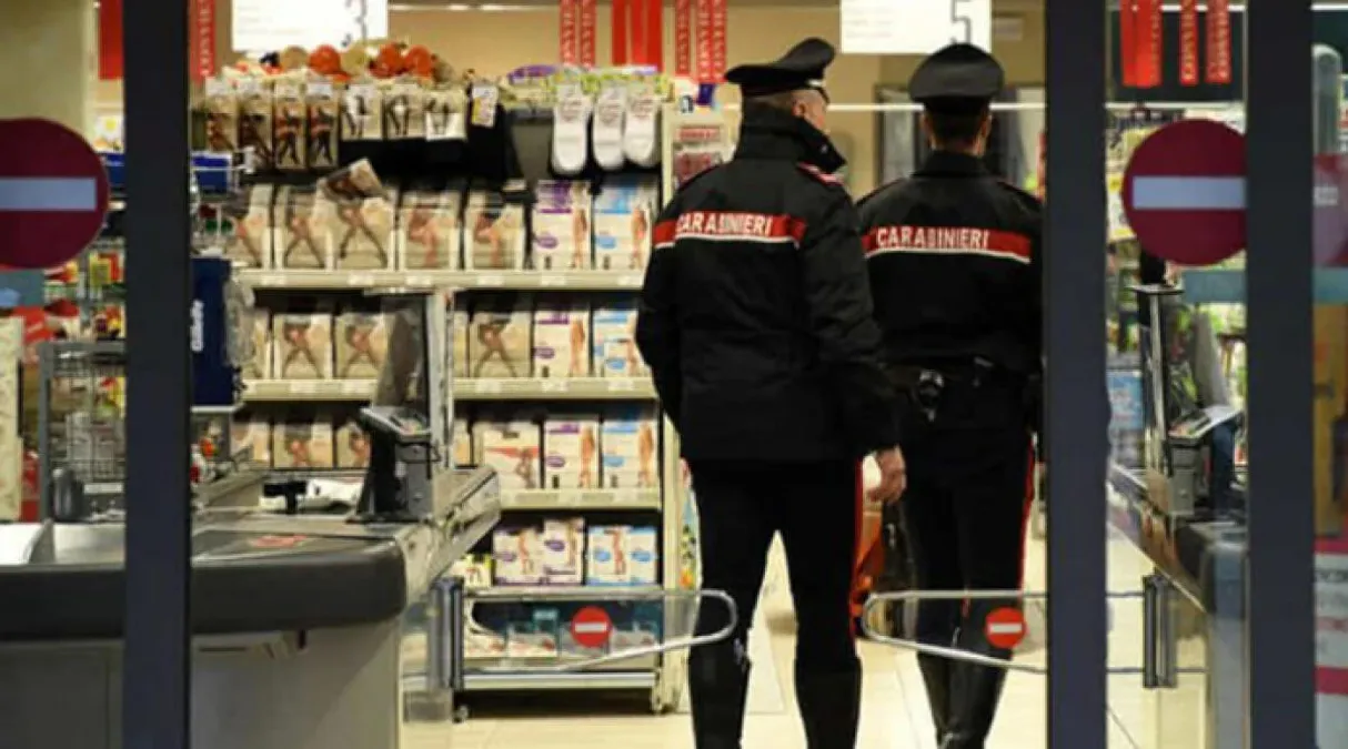 Rapina al Conad di via Vespucci: condannati a 2 anni e 8 mesi i due aggressori - Carabinieri, supermercato repertorio