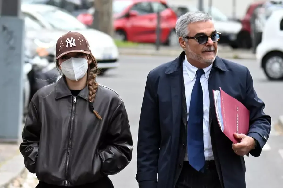 “Delmastro fu l’unico a tendere una mano a Caroccia” - Miriam Caroccia (con mascherina) arriva in procura, accompagnata dall’avvocato Fabrizio Gallo © Ansa