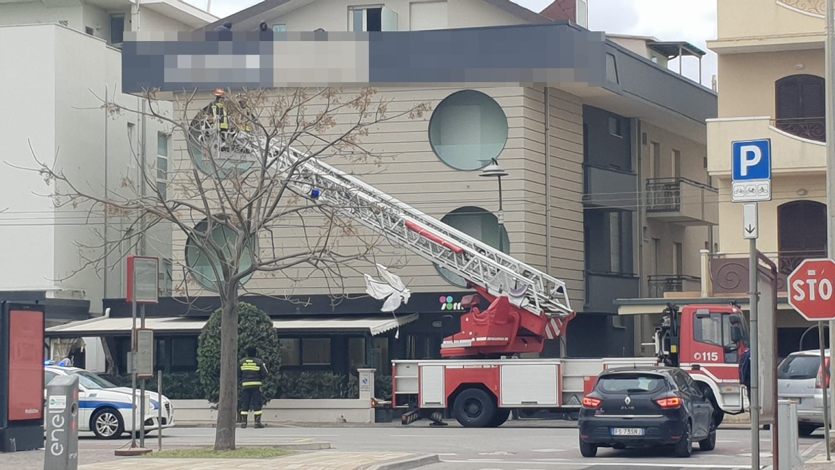 Maltempo, a Riccione il vento stacca l’insegna di un albergo - Foto di un nostro lettore