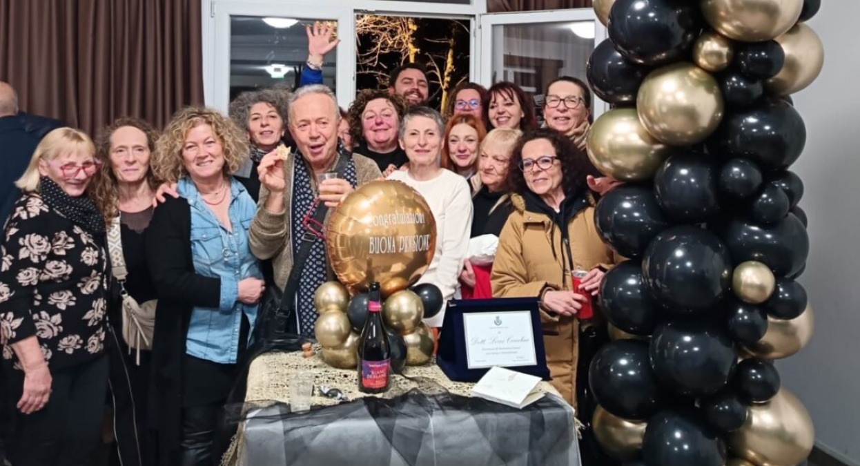 Mercatino Conca abbraccia il suo medico: festa a sorpresa per il dottor Ceccolini - 