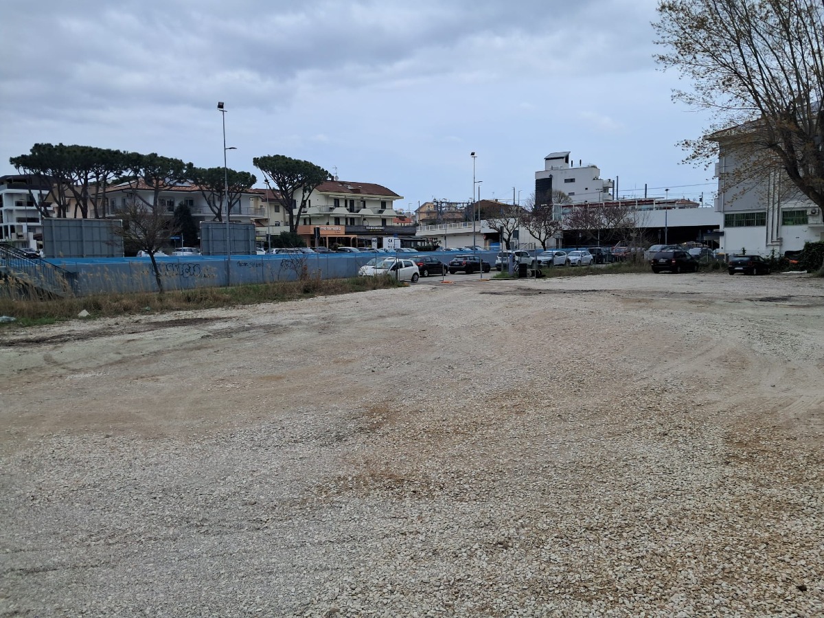 Riccione, parcheggio di viale Paolieri riapre: 118 posti auto disponibili lungo il porto canale - 