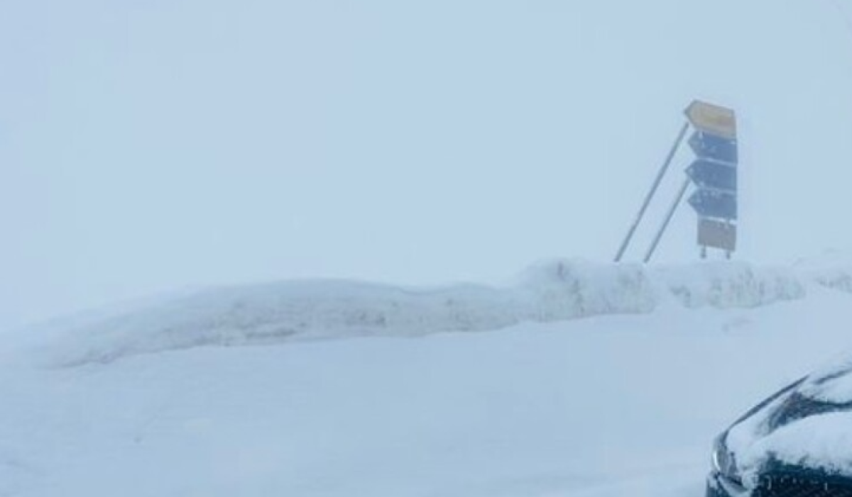 Abruzzo: hotel sepolto da 3 metri di neve, 11 persone bloccate - © Ansa