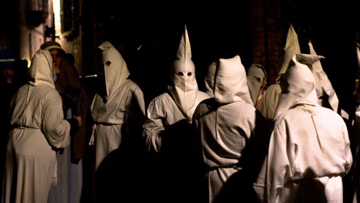 Fiaccole nella notte: a Pennabilli rivive il mistero del Venerdì Santo - 