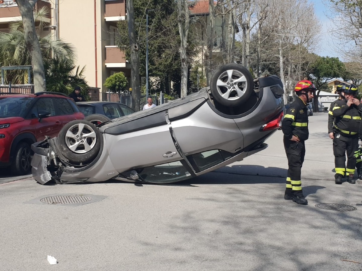 Riccione: neopatentato perde il controllo e si cappotta, grande spavento ma nessuna ferita grave - 