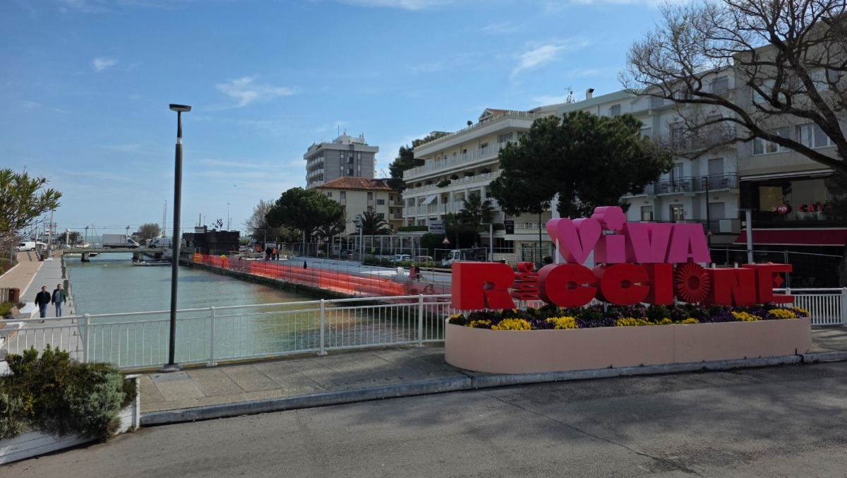 Riccione, aperta la nuova pista ciclopedonale di viale Bellini. Aumenteranno gli spazi verdi - Pista ciclopedonale di via Bellini Riccione