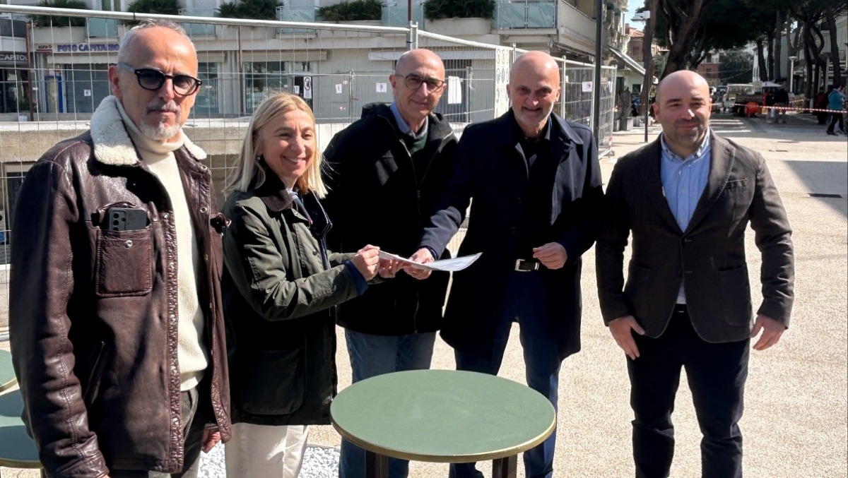 Cattolica, più spazio per i pedoni sul lungomare: aperto il tratto tra le vie Fiume e Corridoni - 