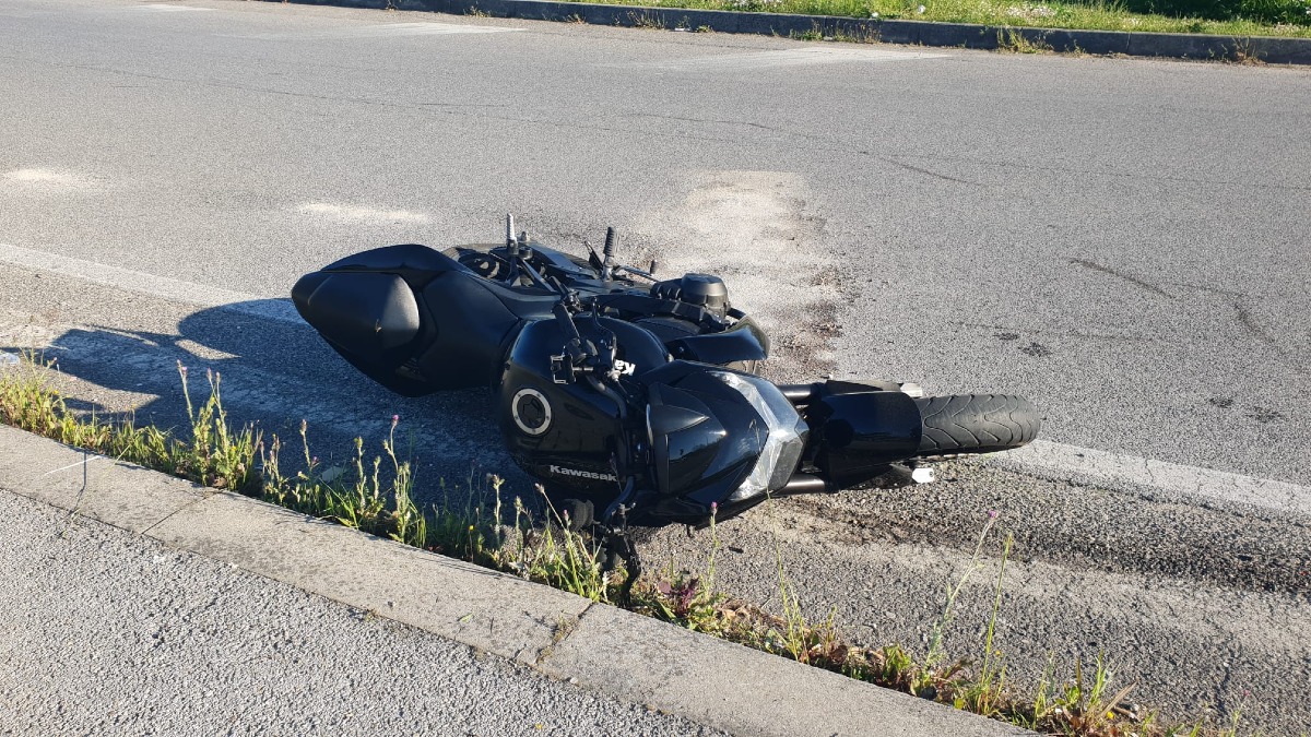 Scontro auto-moto all’uscita della rotatoria delle Befane: centauro ferito, traffico in tilt