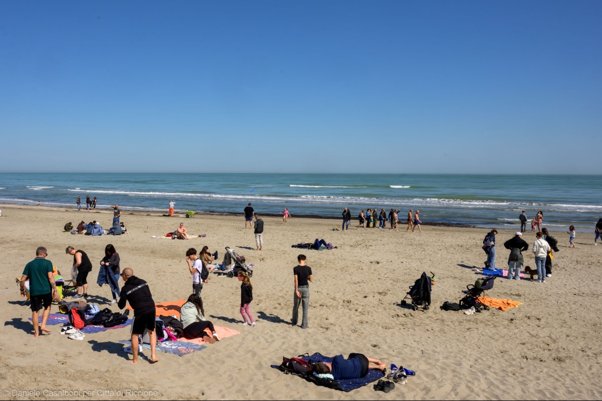 Dopo il maltempo torna il sole, tra Rimini e Riccione primi bagnanti sulla spiaggia - 