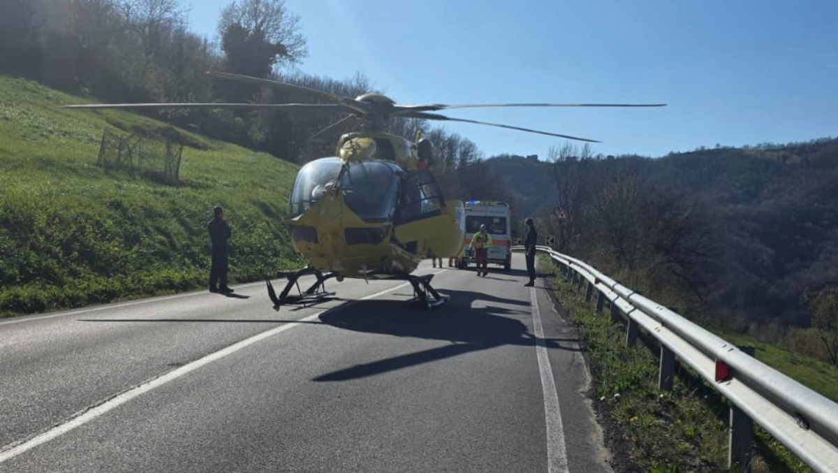 Motociclista cade sulla Marecchiese all'altezza di Ponte Messa: interviene l'elisoccorso - www.altarimini.it RIPRODUZIONE RISERVATA