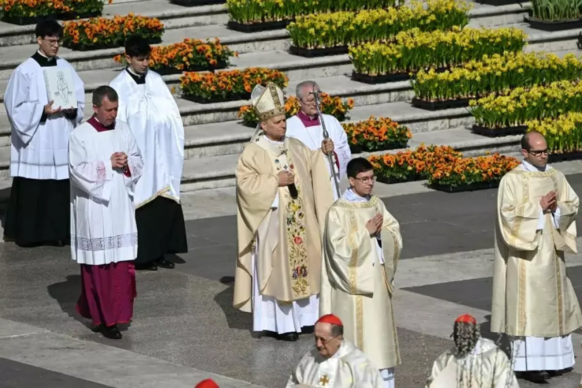 Messa di Pasqua, la prima di Papa Leone XIV: folla in Piazza San Pietro e appello alla pace - © Ansa
