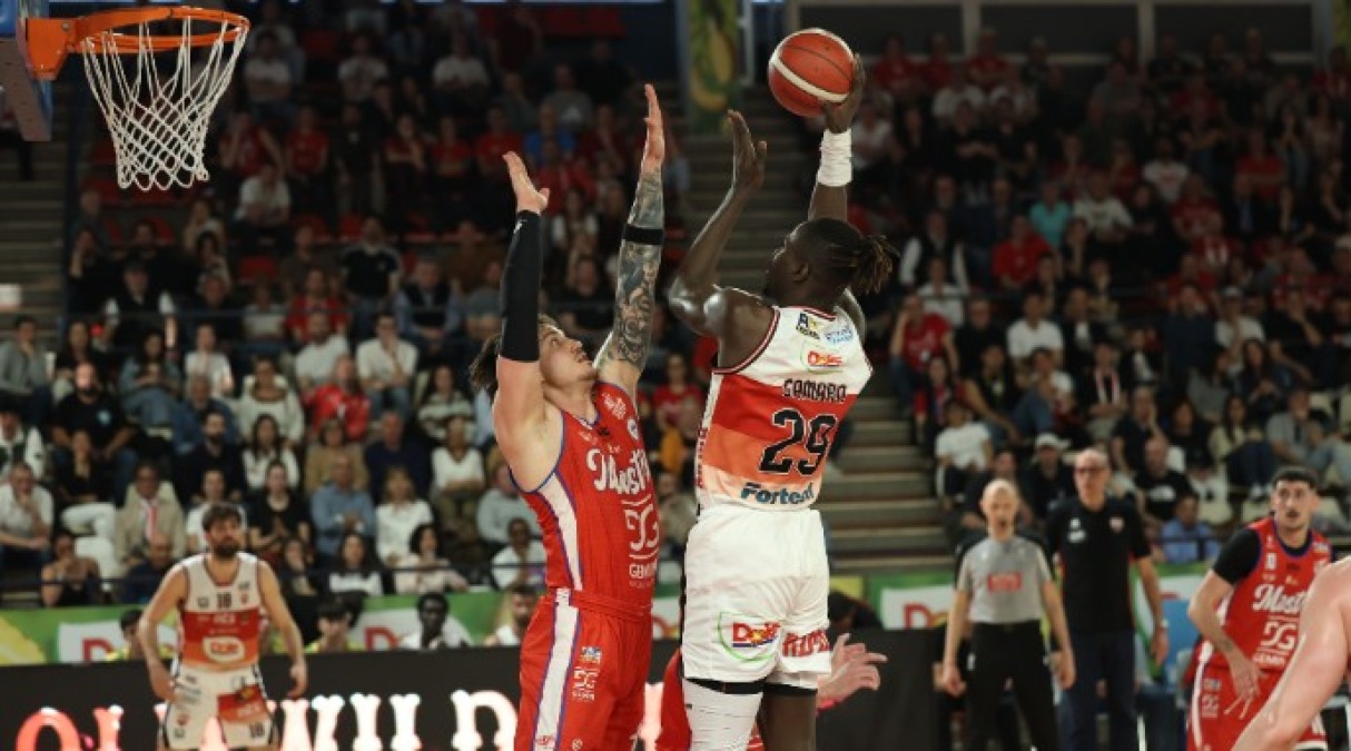 Basket A2, Dole alla riscossa: battuta la Gemini Mestre (95-81) - Camara al tiro (Foto De Luigi)