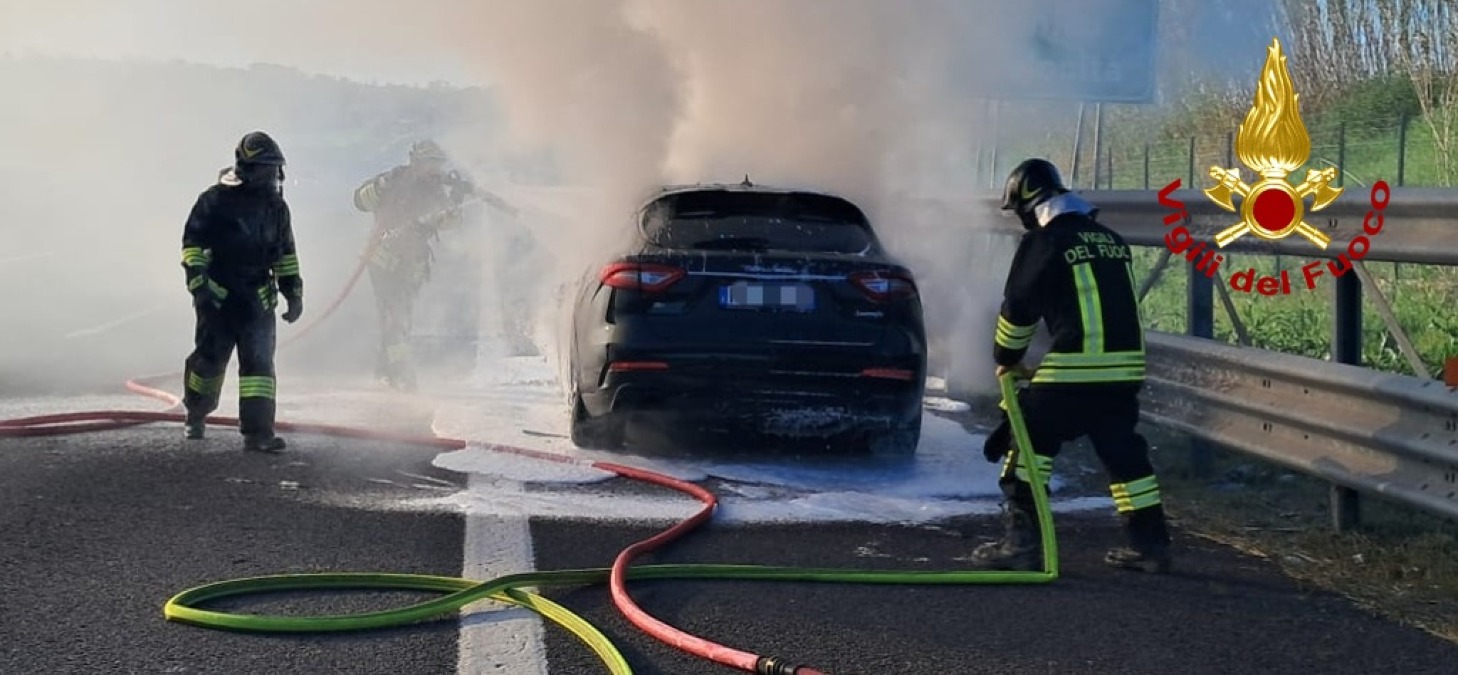 Vigili del Fuoco in azione sulla A14: vettura distrutta dal fuoco all’altezza di Rimini - 
