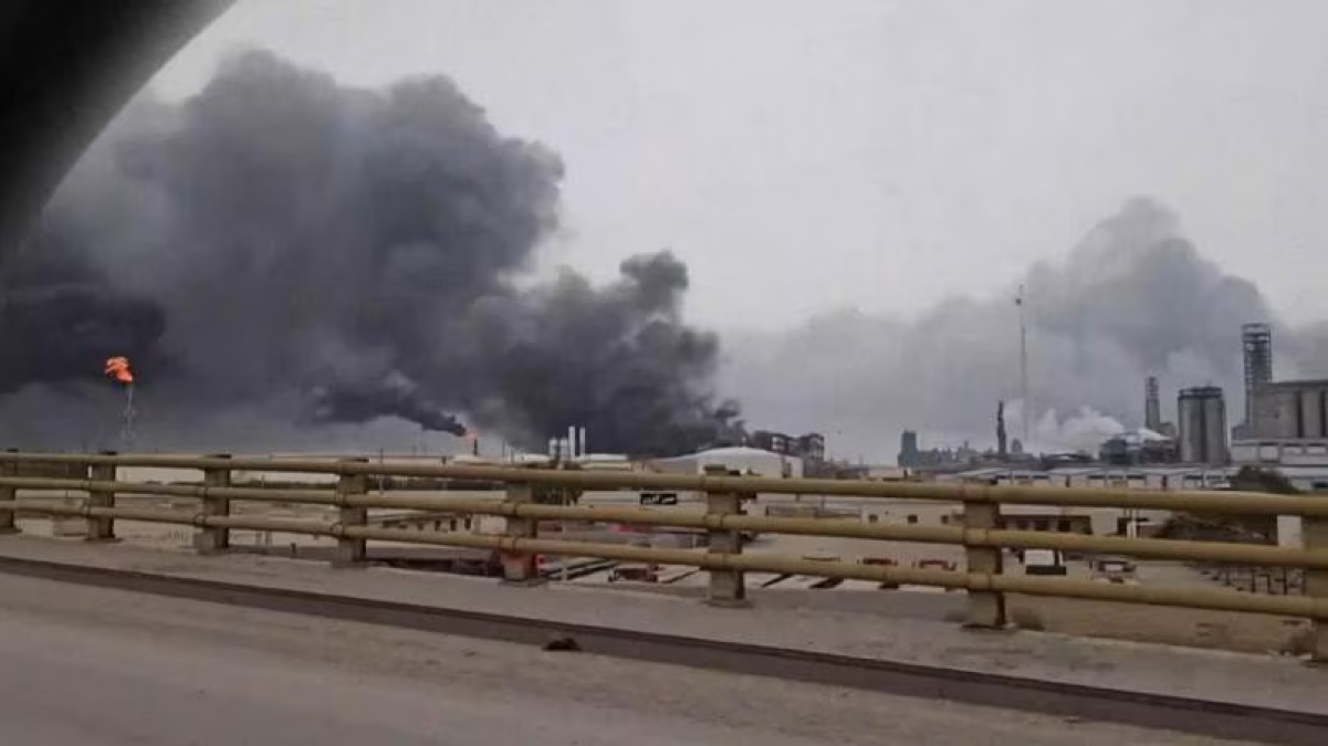 Tregua di 45 giorni, colloqui in extremis tra USA e Iran. Trump minaccia “inferno” ma apre allo spiraglio - Bombardamento in Iran © Reuters