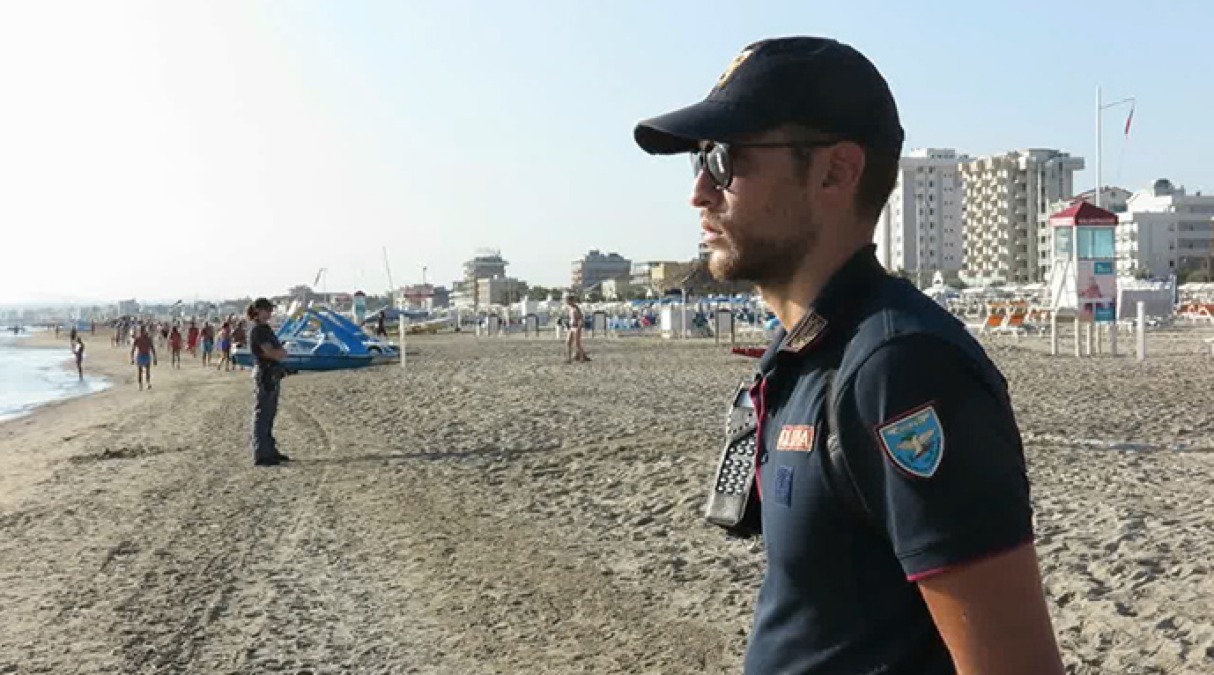 Rimini: sesso in spiaggia di giorno, turisti denunciati per atti osceni in luogo pubblico - 