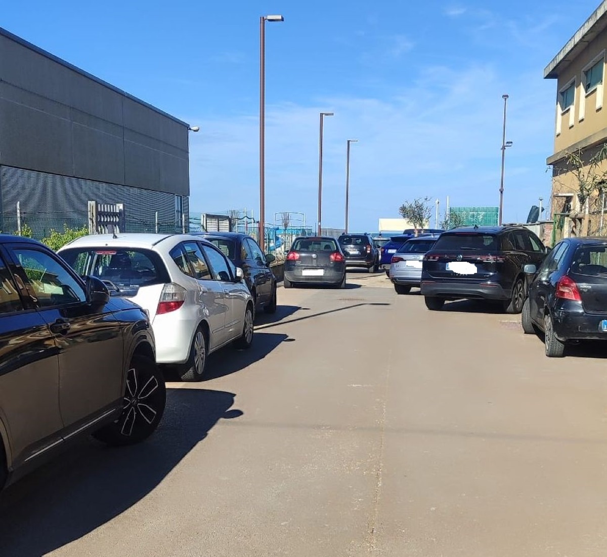 Parcheggio selvaggio davanti alla spiaggia. La segnalazione - 