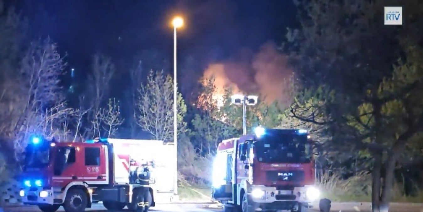 Incendio nella notte a Faetano: fiamme nel bosco vicino alla scuola elementare - 