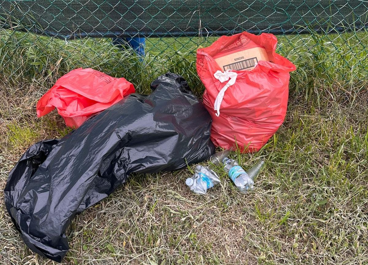 Sacchi di rifiuti abbandonati in via Fantoni: la segnalazione di un lettore - 