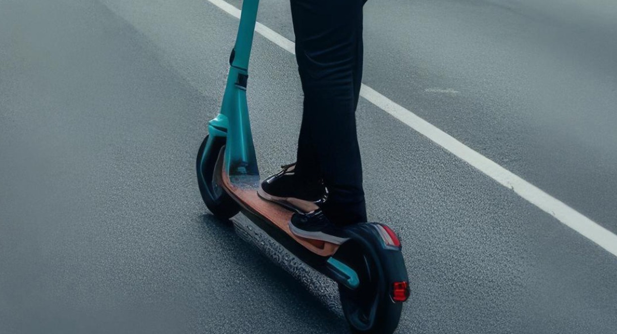 Fermato su un monopattino “truccato” da 100 km/h: 26enne multato per oltre 6mila euro - 