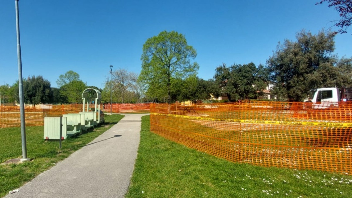 Villa Verucchio, il parco che cambia volto: 8 nuovi giochi per bambini e alunni - 