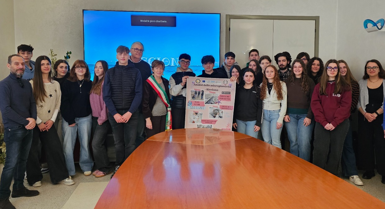 Studenti di Forlì a Riccione per studiare la sabbia: “Nessuna traccia di microplastiche” - 