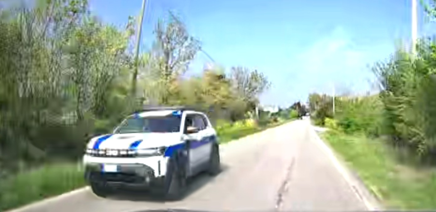 Gatto taglia la strada a un ciclista a Cerasolo: uomo cade rovinosamente - Polizia Locale sul luogo dell'incidente