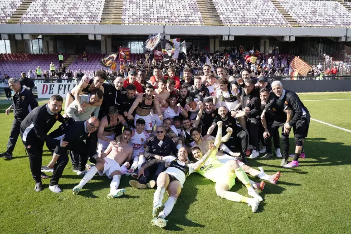 Benevento promosso in serie B, ma spuntano i falsi: sequestrato un negozio abusivo in centro - © Ansa