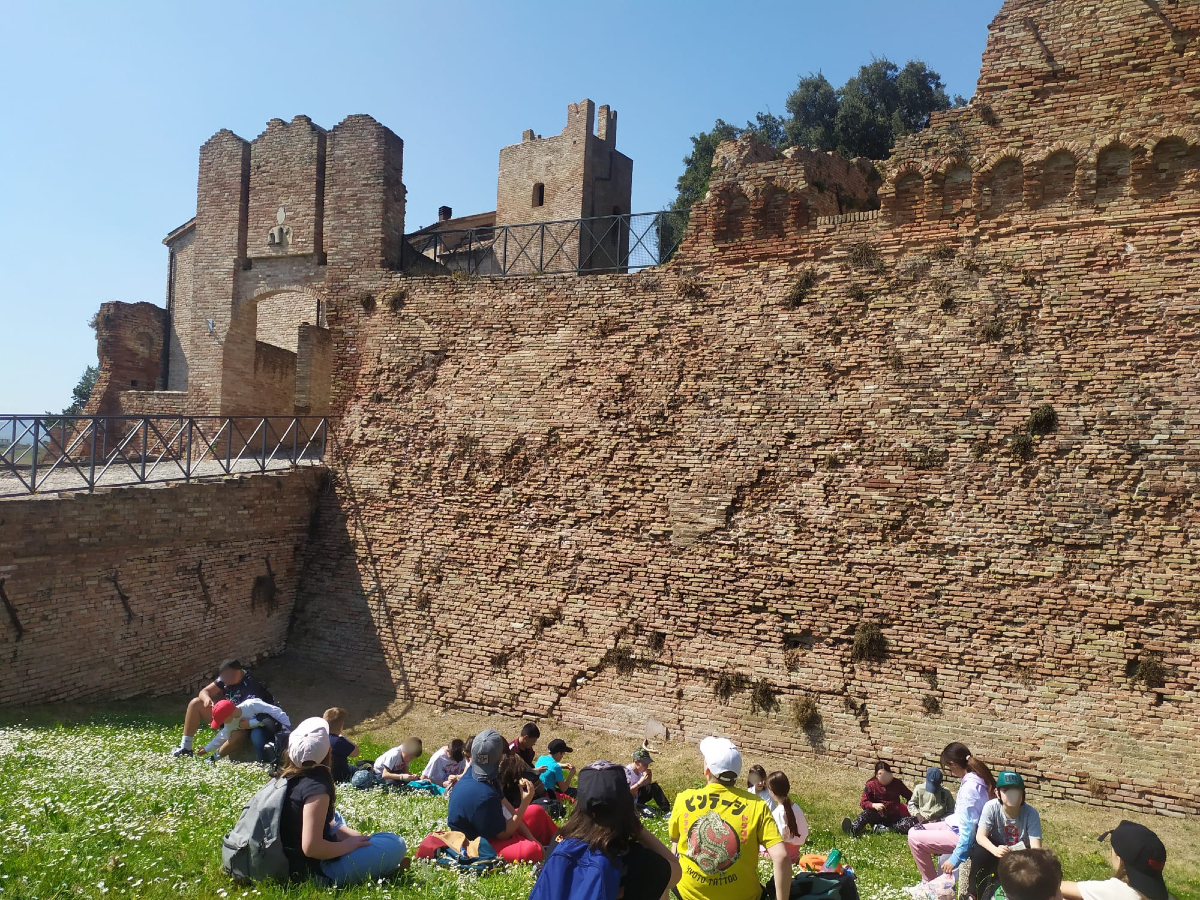 La scuola Giulio Turci di Torriana in visita a Coriano tra teatro, storia e memoria - 