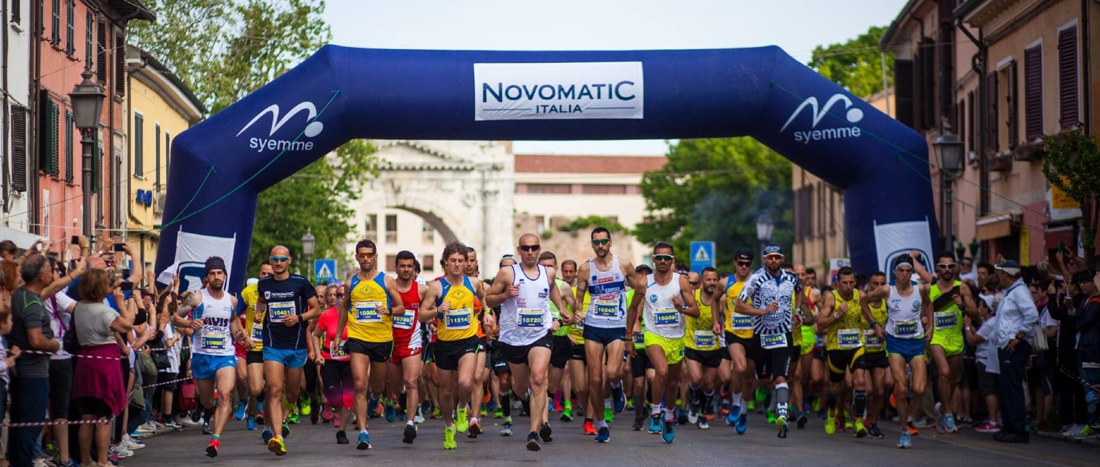 Rimini Marathon, sale l'attesa: nuovo percorso e numeri da record. Oltre 10000 partecipanti - Partenza Rimini Marathon 2025