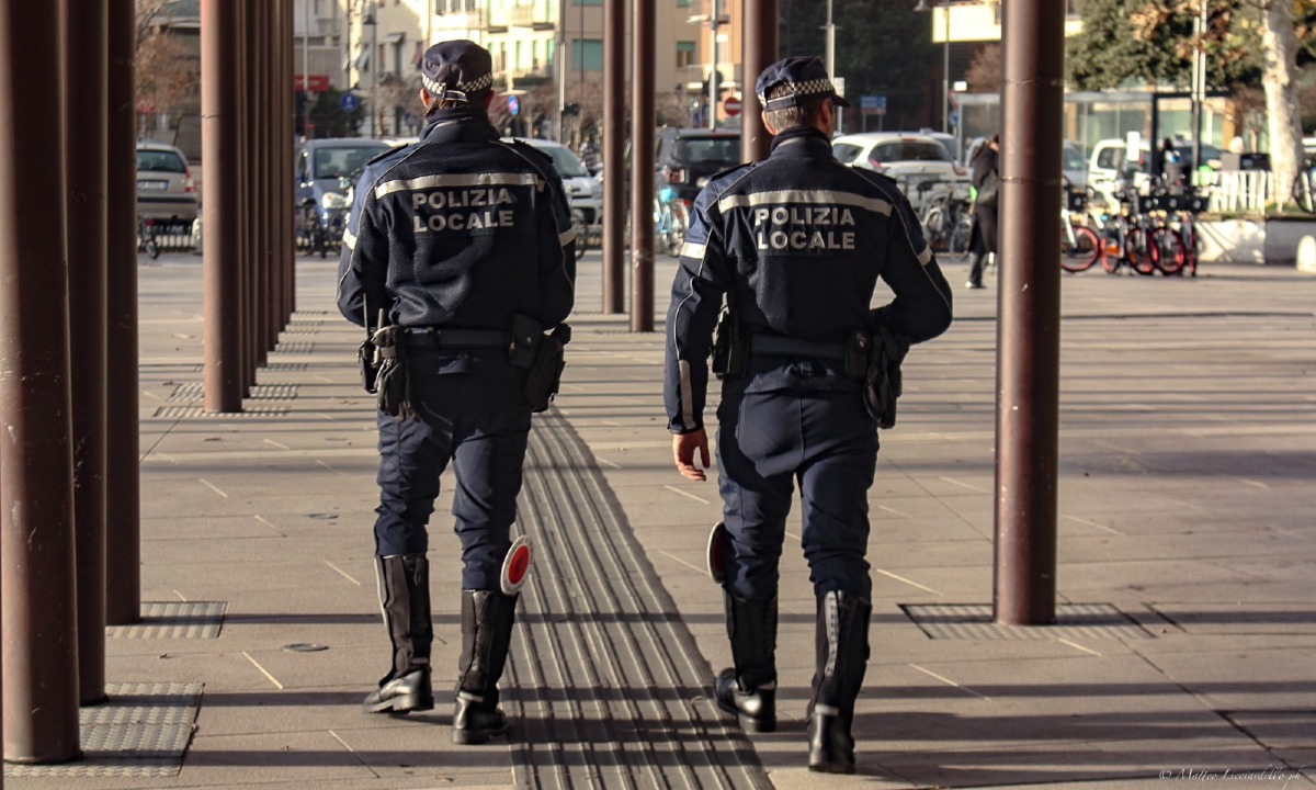 Spaccio sul lungomare di Rimini, in manette un 40enne: aveva anche spray al peperoncino - Polizia Locale di Rimini
