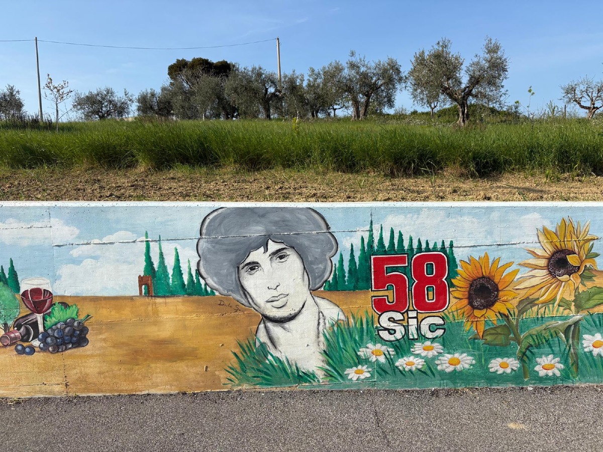 Murales per trasformare gli spazi pubblici: i giovani all'opera sul marciapiede tra Passano e Coriano - 