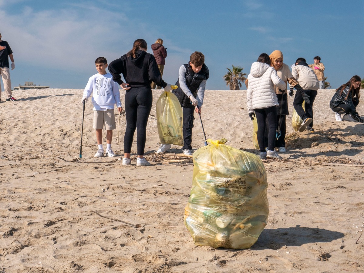 Rimini, giornata nazionale del mare: i giovani ripuliscono la spiaggia di Piazzale Boscovich - 
