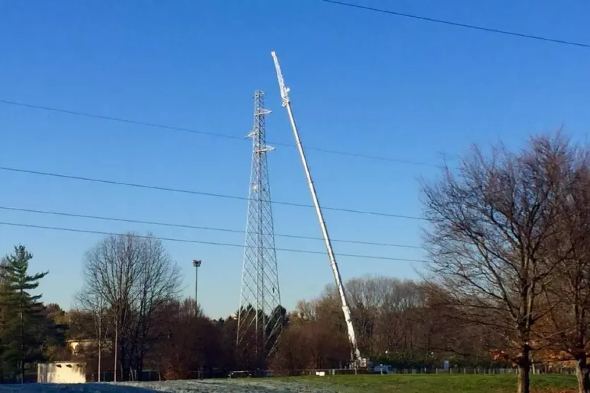 Traliccio danneggiato in Friuli, disalimentata una linea elettrica: indagini in corso - 