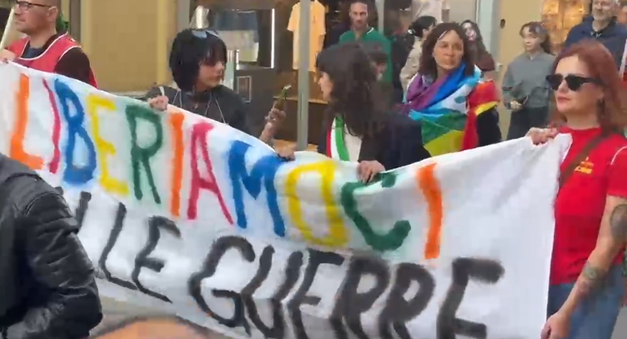 Un lungo serpentone colorato per la pace: Rimini invade il centro storico