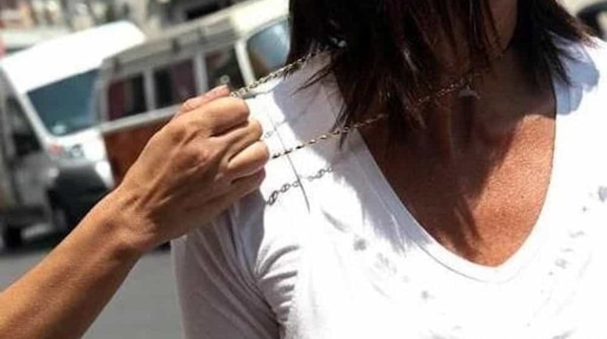 Strappa la collana ad una donna sul lungomare e fugge: fermato da un passante e arrestato  - 